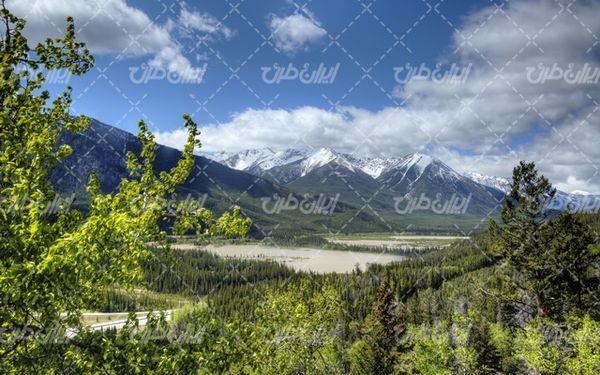 تصویر با کیفیت چشم انداز همراه با منظره و چشم انداز زیبای دریاچه