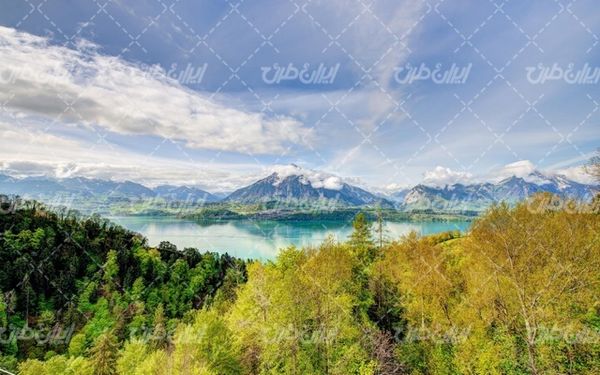 تصویر با کیفیت چشم انداز همراه با منظره و چشم انداز زیبای دریاچه