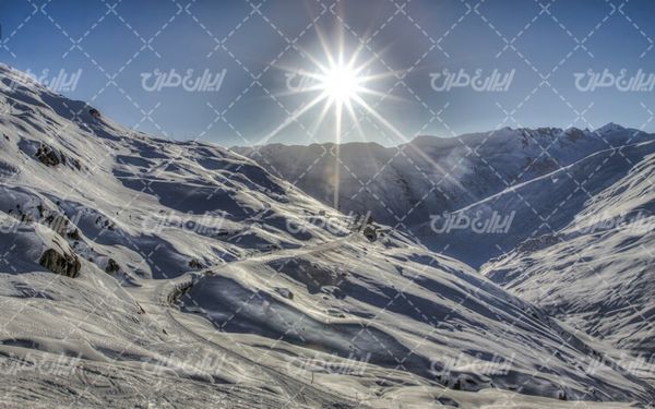 تصویر با کیفیت چشم انداز همراه با منظره و چشم انداز زیبای کوهستان