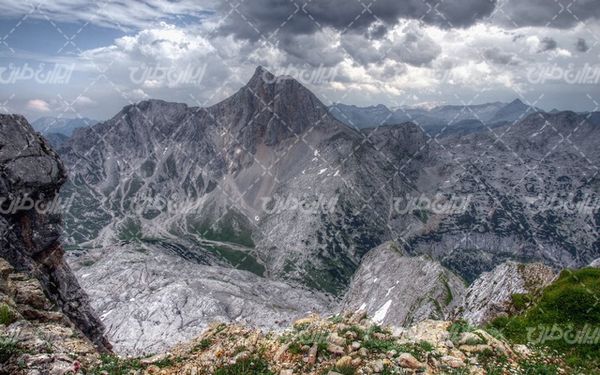 تصویر با کیفیت چشم انداز همراه با منظره و چشم انداز زیبای کوهستان
