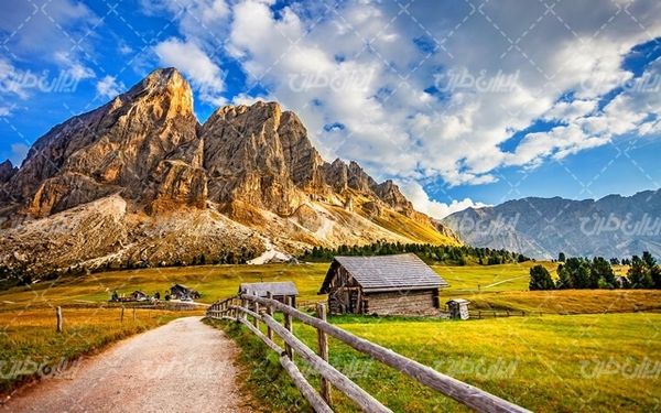 تصویر با کیفیت منظره زیبا همراه با منظره و چشم انداز زیبای کلبه چوبی
