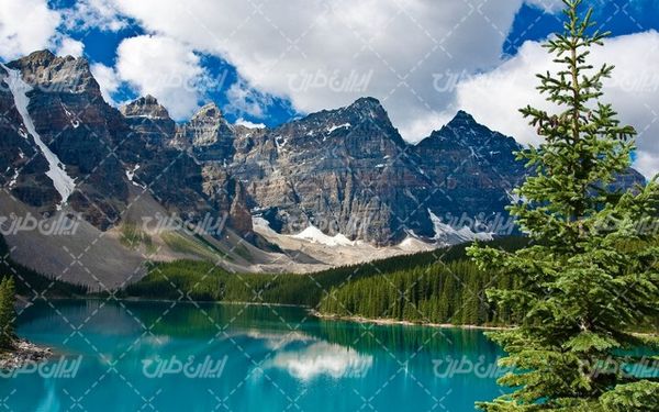 تصویر با کیفیت منظره زیبا همراه با منظره و چشم انداز زیبای دریاچه
