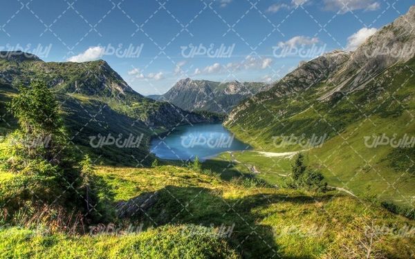 تصویر با کیفیت منظره زیبا همراه با منظره و چشم انداز زیبای دریاچه