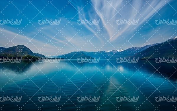 تصویر با کیفیت طبیعت زیبا همراه با منظره و چشم انداز زیبای دریاچه