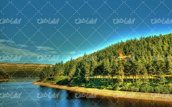 تصویر با کیفیت طبیعت زیبا همراه با منظره و چشم انداز زیبای دریاچه
