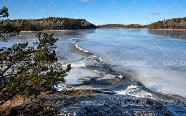 تصویر با کیفیت طبیعت زیبا همراه با منظره و چشم انداز زیبای دریاچه یخ زده
