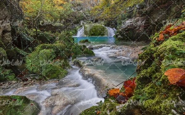 تصویر با کیفیت طبیعت زیبا همراه با منظره و چشم انداز زیبای آبشار