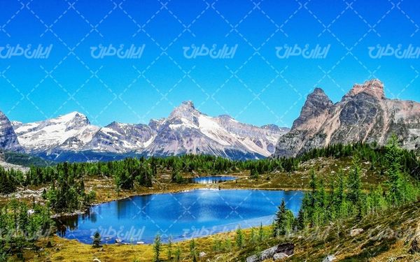 تصویر با کیفیت طبیعت زیبا همراه با منظره و چشم انداز زیبای دریاچه