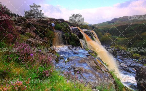 تصویر با کیفیت طبیعت زیبا همراه با منظره و چشم انداز زیبای آبشار