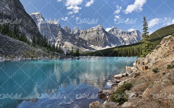 تصویر با کیفیت چشم انداز زیبای دریاچه همراه با منظره و طبیعت زیبا