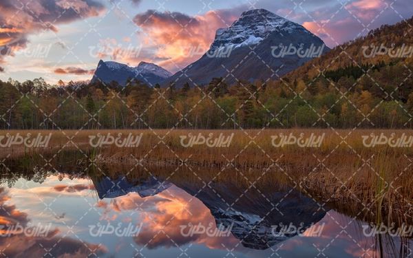 تصویر با کیفیت چشم انداز زیبای دریاچه همراه با منظره و طبیعت زیبا