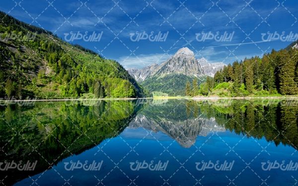 تصویر با کیفیت چشم انداز زیبای دریاچه همراه با منظره و طبیعت زیبا