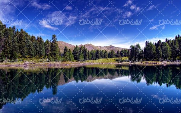 تصویر با کیفیت چشم انداز زیبای دریاچه همراه با منظره و طبیعت زیبا