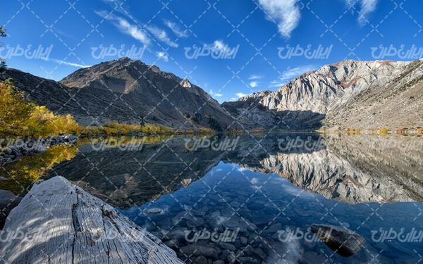 تصویر با کیفیت چشم انداز زیبای دریاچه همراه با منظره و طبیعت زیبا