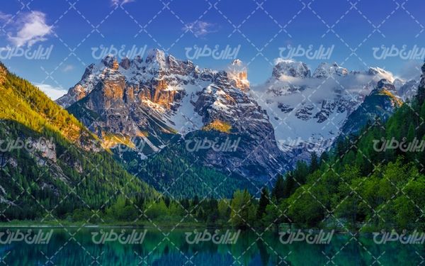تصویر با کیفیت چشم انداز زیبای دریاچه همراه با منظره و طبیعت زیبا