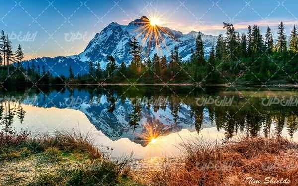 تصویر با کیفیت چشم انداز زیبای دریاچه همراه با منظره و طبیعت زیبا