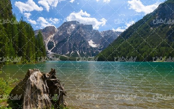 تصویر با کیفیت چشم انداز زیبای دریاچه همراه با منظره و طبیعت زیبا