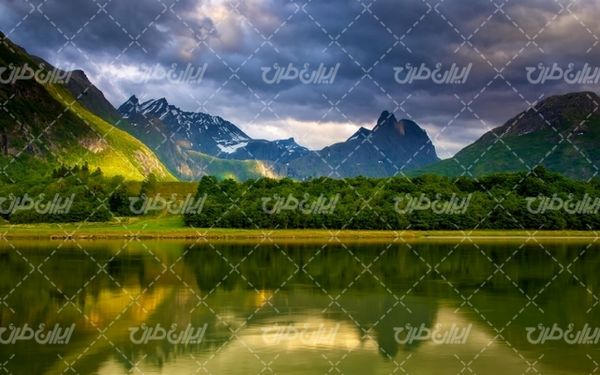 تصویر با کیفیت چشم انداز دریاچه همراه با منظره و طبیعت زیبا