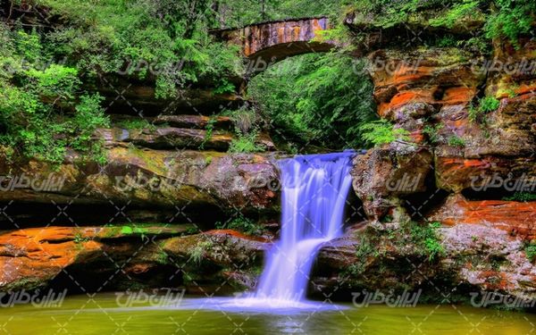 تصویر با کیفیت چشم انداز آبشار همراه با منظره و طبیعت زیبا