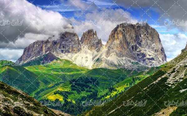 تصویر با کیفیت چشم انداز کوه همراه با منظره و طبیعت زیبا
