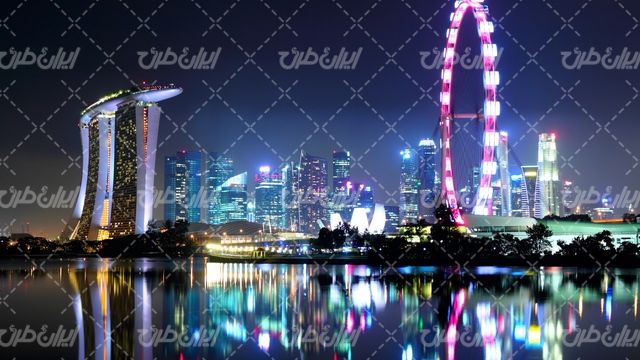 تصویر با کیفیت شهر ساحلی به همراه آسمان خراش و  چرخ فلک