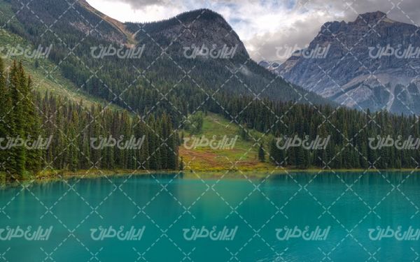 تصویر با کیفیت چشم انداز زیبای کوه همراه با منظره و طبیعت زیبا