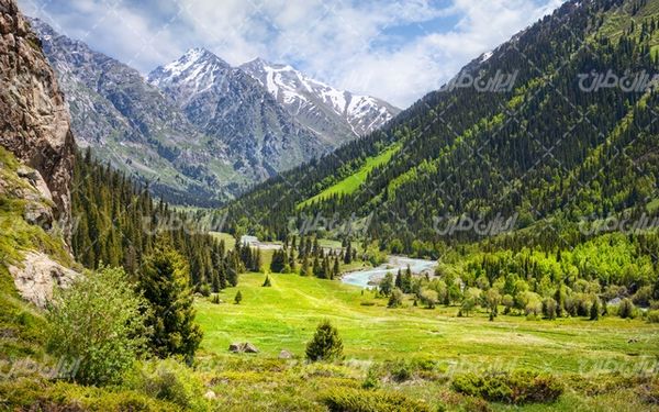 تصویر با کیفیت چشم انداز زیبای کوه همراه با منظره و طبیعت زیبا