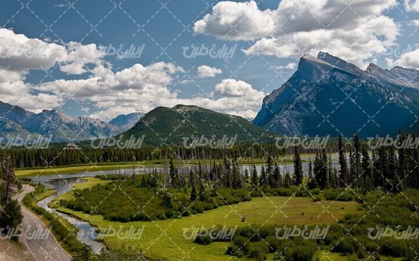 تصویر با کیفیت چشم انداز زیبای دریاچه همراه با منظره و طبیعت زیبا