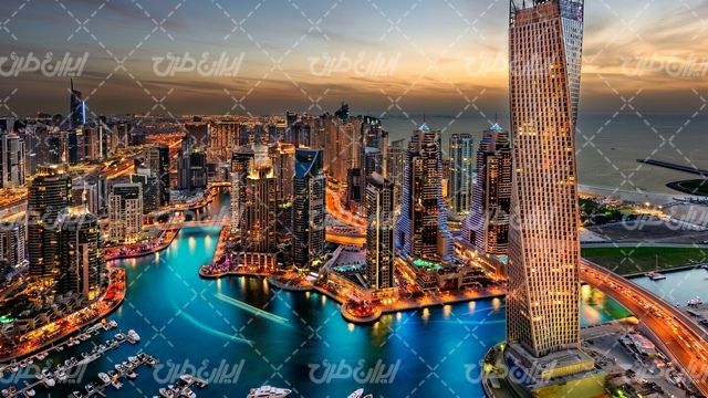 تصویر با کیفیت برج به همراه آسمان خراش و  آپارتمان