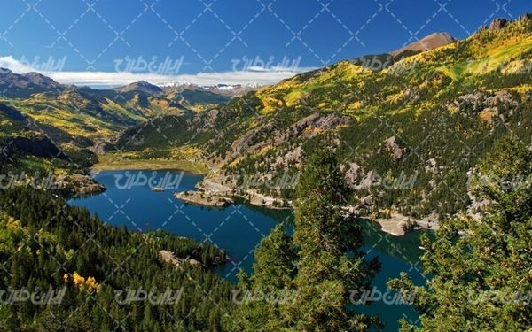 تصویر با کیفیت چشم انداز زیبای دریاچه همراه با منظره و طبیعت زیبا