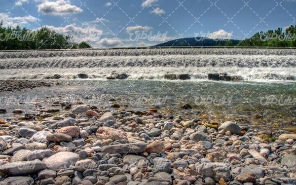 تصویر با کیفیت چشم انداز زیبای آبشار همراه با منظره و طبیعت زیبا