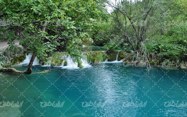 تصویر با کیفیت چشم انداز زیبای رودخانه همراه با منظره و طبیعت زیبا