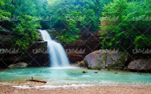 تصویر با کیفیت چشم انداز زیبای آبشار همراه با منظره و طبیعت زیبا