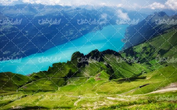 تصویر با کیفیت چشم انداز زیبای دریاچه همراه با منظره و طبیعت زیبا