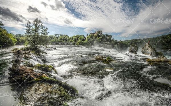 تصویر با کیفیت چشم انداز زیبای رودخانه خروشان همراه با منظره و طبیعت زیبا