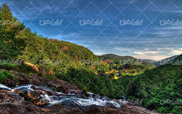 تصویر با کیفیت چشم انداز زیبای رودخانه همراه با منظره و طبیعت زیبا