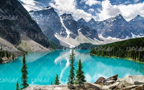 تصویر با کیفیت چشم انداز زیبای دریاچه همراه با منظره و طبیعت زیبا