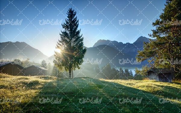 تصویر با کیفیت چشم انداز زیبای کلبه چوبی همراه با منظره و طبیعت زیبا