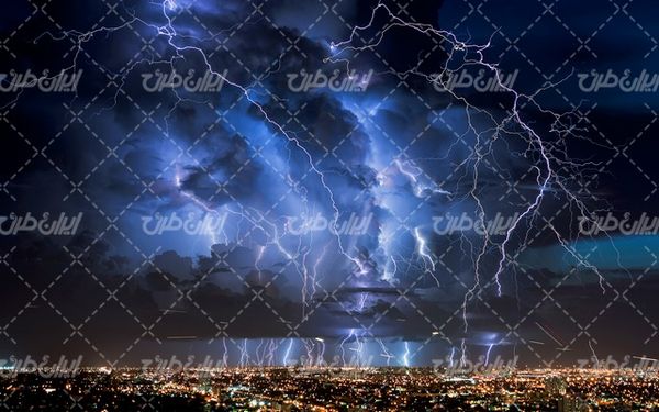تصویر با کیفیت چشم انداز زیبای صاعقه همراه با منظره و طبیعت زیبا