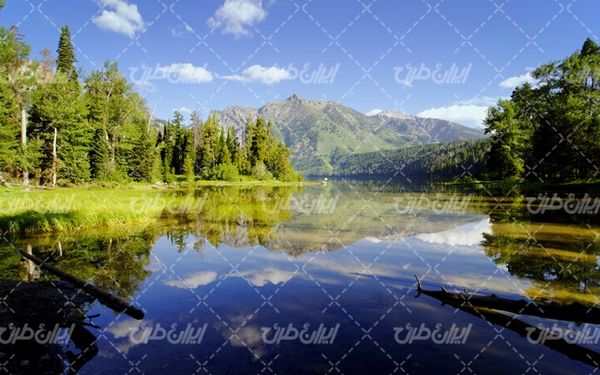 تصویر با کیفیت چشم انداز زیبای دریاچه همراه با منظره و طبیعت زیبا