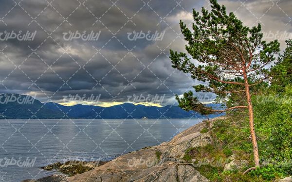 تصویر با کیفیت چشم انداز زیبای دریاچه همراه با منظره و طبیعت زیبا