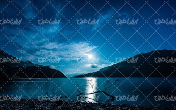 تصویر با کیفیت چشم انداز زیبای دریاچه همراه با منظره و طبیعت زیبا