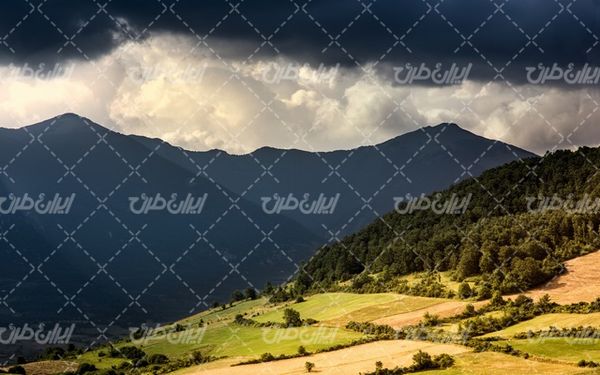 تصویر با کیفیت چشم انداز زیبای آسمان ابری همراه با منظره و طبیعت زیبا