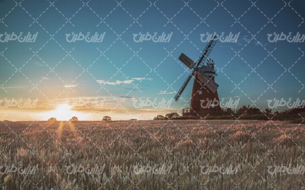 تصویر با کیفیت چشم انداز زیبای آسیاب بادی همراه با منظره و طبیعت زیبا