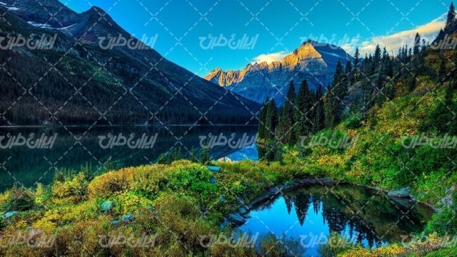 تصویر با کیفیت منظره زیبای دریاچه همراه با کوه و درختان انبوه