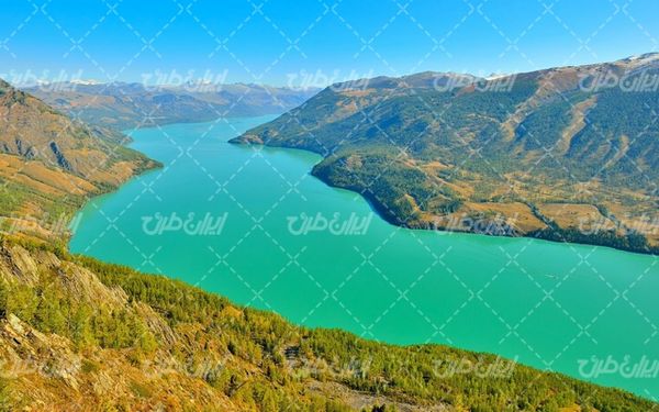 تصویر با کیفیت چشم انداز زیبای رودخانه همراه با منظره و طبیعت زیبا