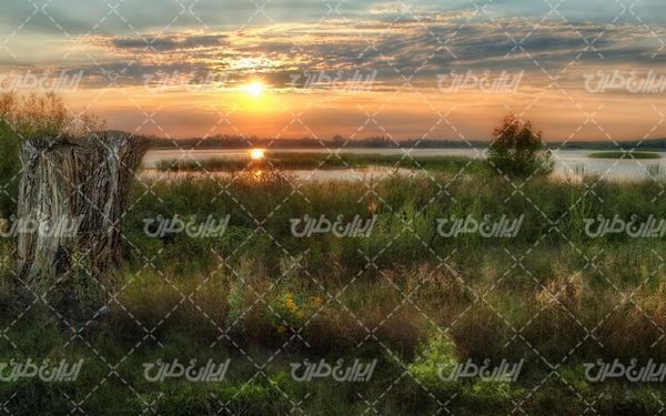 تصویر با کیفیت چشم انداز زیبای غروب آفتاب همراه با منظره و طبیعت زیبا
