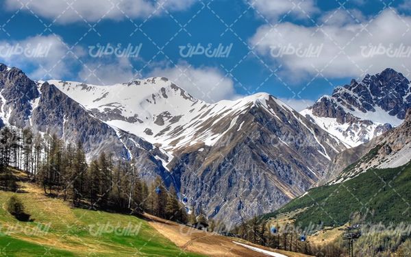 تصویر با کیفیت چشم انداز کوه همراه با منظره و طبیعت زیبا