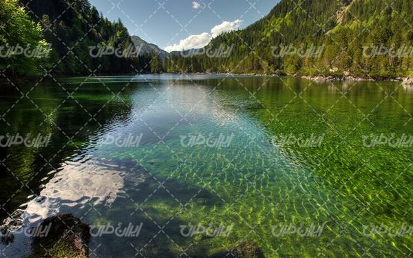 تصویر با کیفیت چشم انداز دریاچه همراه با منظره و طبیعت زیبا