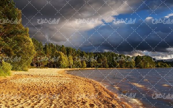 تصویر با کیفیت چشم انداز ساحل شنی همراه با منظره و طبیعت زیبا